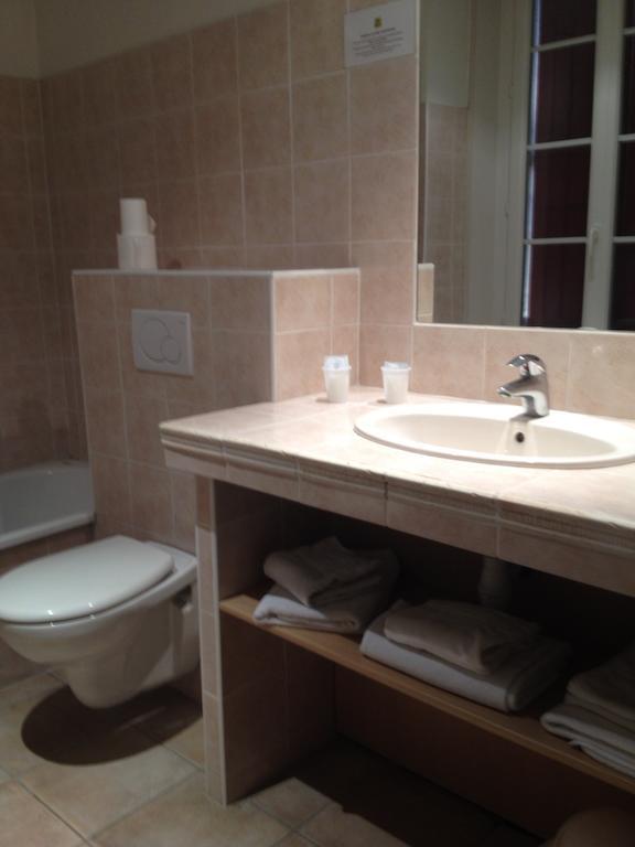 Hotel Restaurant Le Central Chateaurenard Room photo