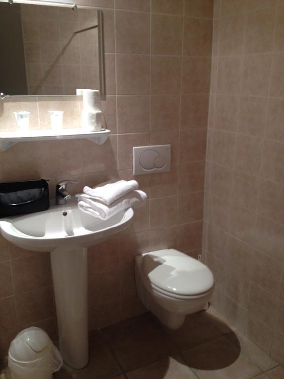 Hotel Restaurant Le Central Chateaurenard Room photo