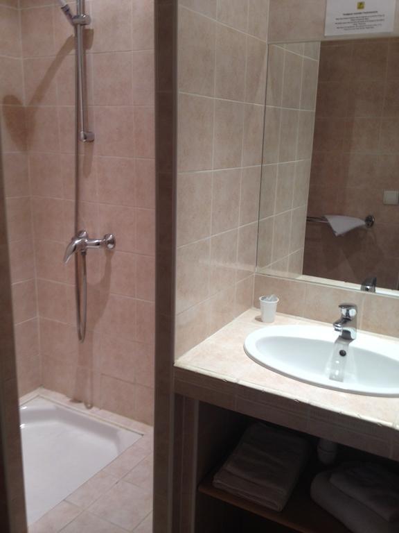 Hotel Restaurant Le Central Chateaurenard Room photo