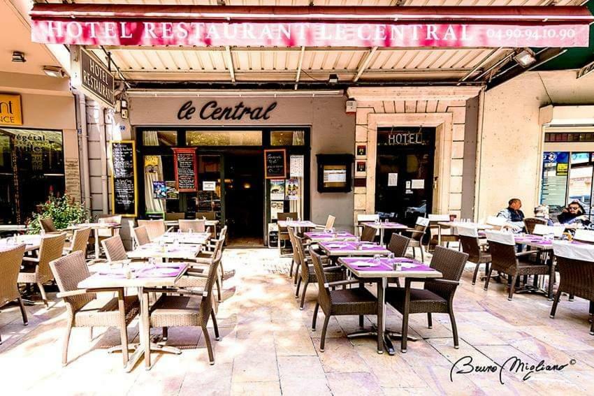 Hotel Restaurant Le Central Chateaurenard Exterior photo
